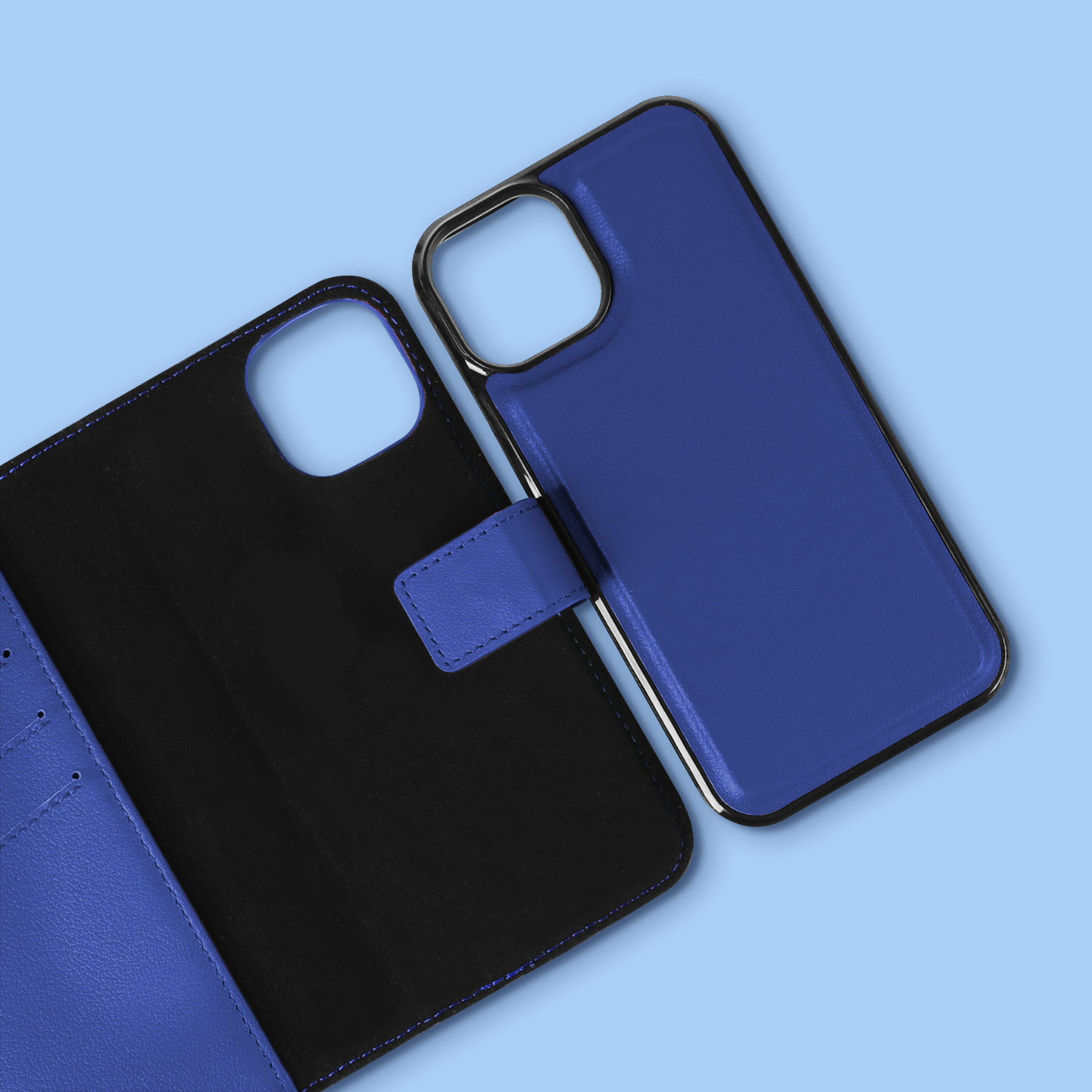 Open blauwe telefoonhoes met telefoon erin, op een lichtblauwe achtergrond.