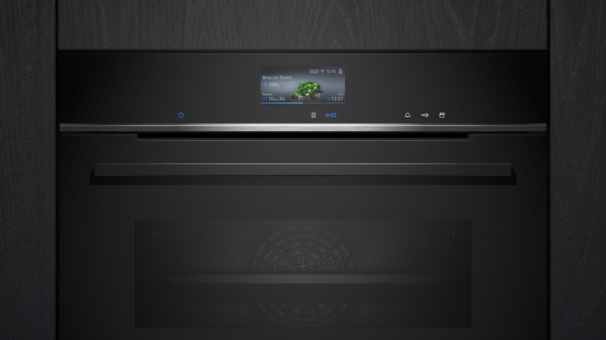 Ein schwarzer Backofen mit digitaler Anzeige. Es zeigt Brokkoliröschen, Zeit und Temperatur.