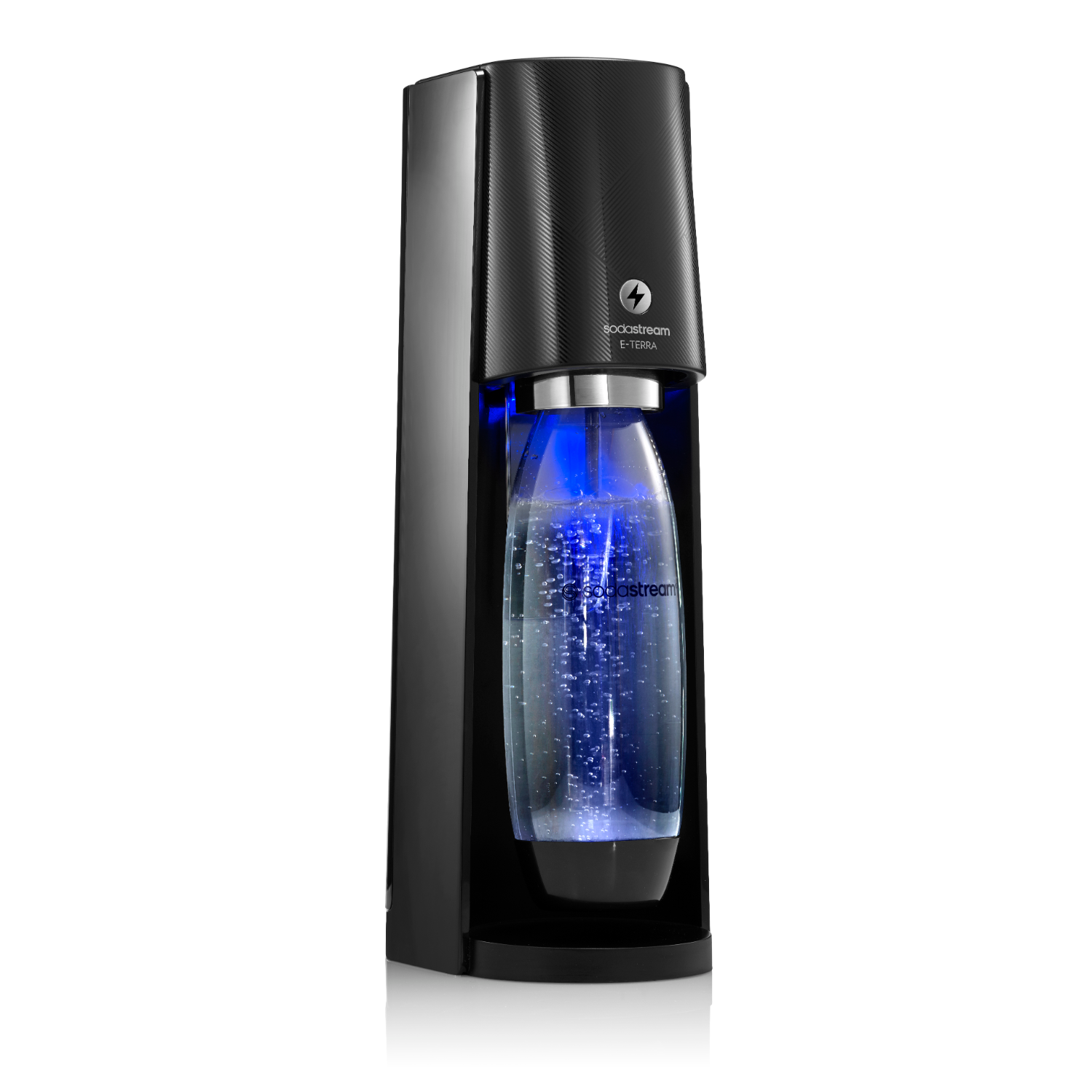 Zwarte SodaStream E-Terra met een blauw verlichte fles, op een zwarte achtergrond.