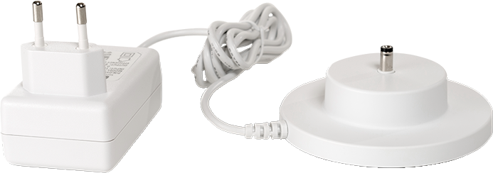 Weißes Netzteil mit Ladestation und Kabel, auf transparentem Hintergrund.