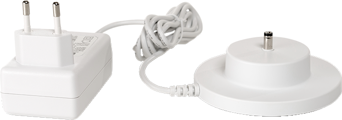 Ein weißes Ladegerät und eine Ladestation mit Stecker. Sie befinden sich auf transparentem Hintergrund.