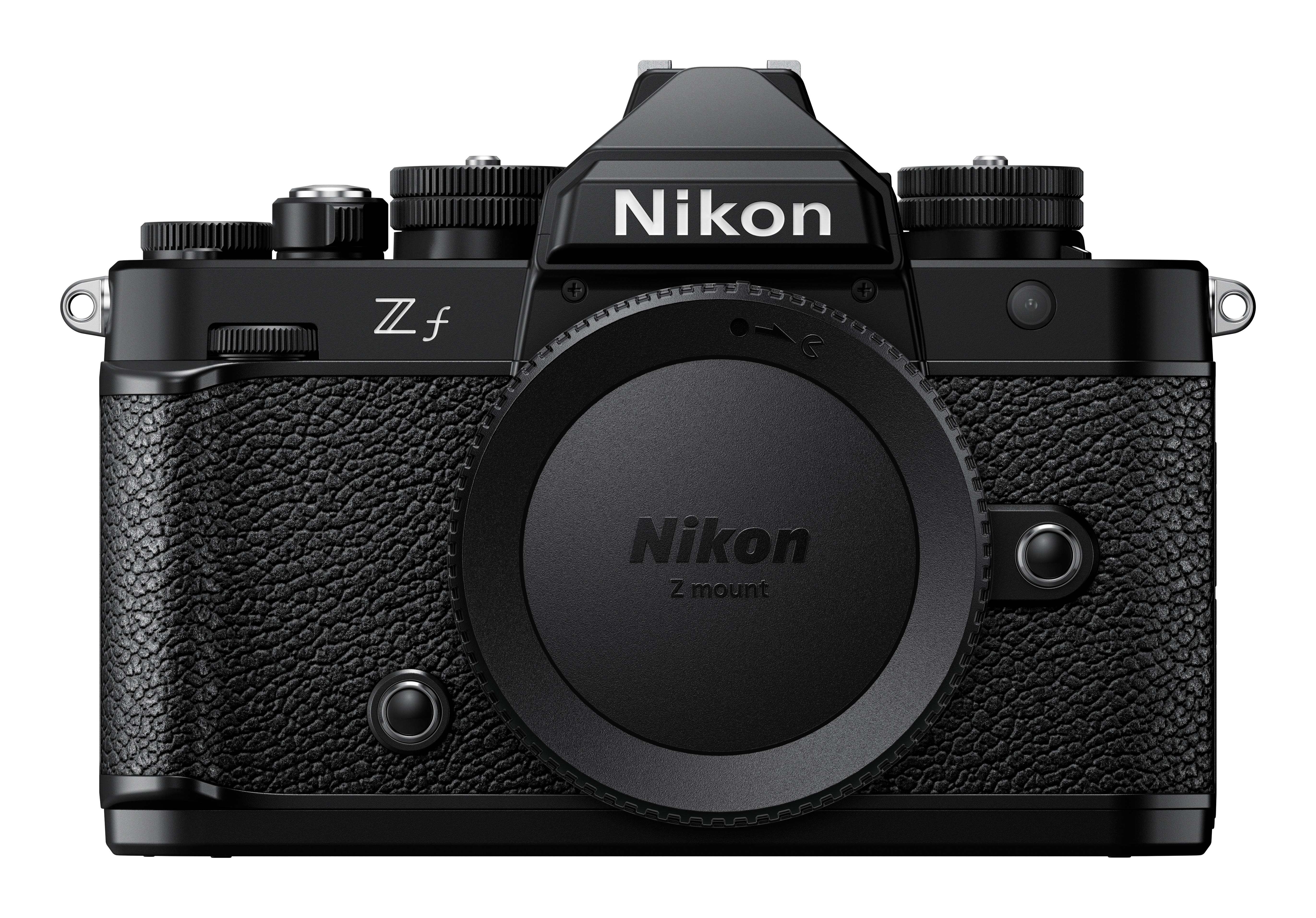 Eine schwarze Nikon Z f Kamera mit Objektiv, Vorderansicht. Sie befindet sich auf weißem Hintergrund.