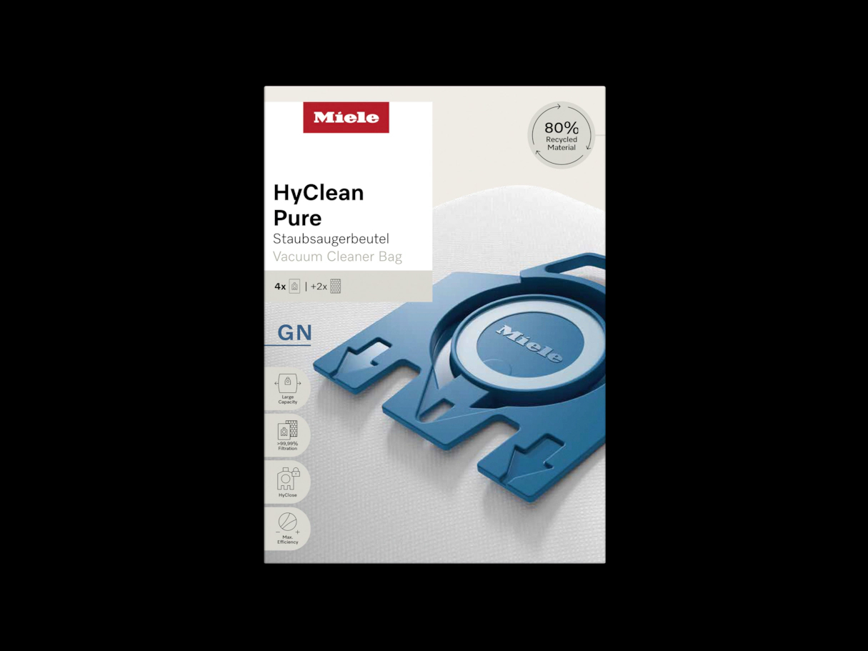 Ein weißer und blauer Staubsaugerbeutel mit Miele-Logo und Produktinformationen. Der Hintergrund ist schwarz.