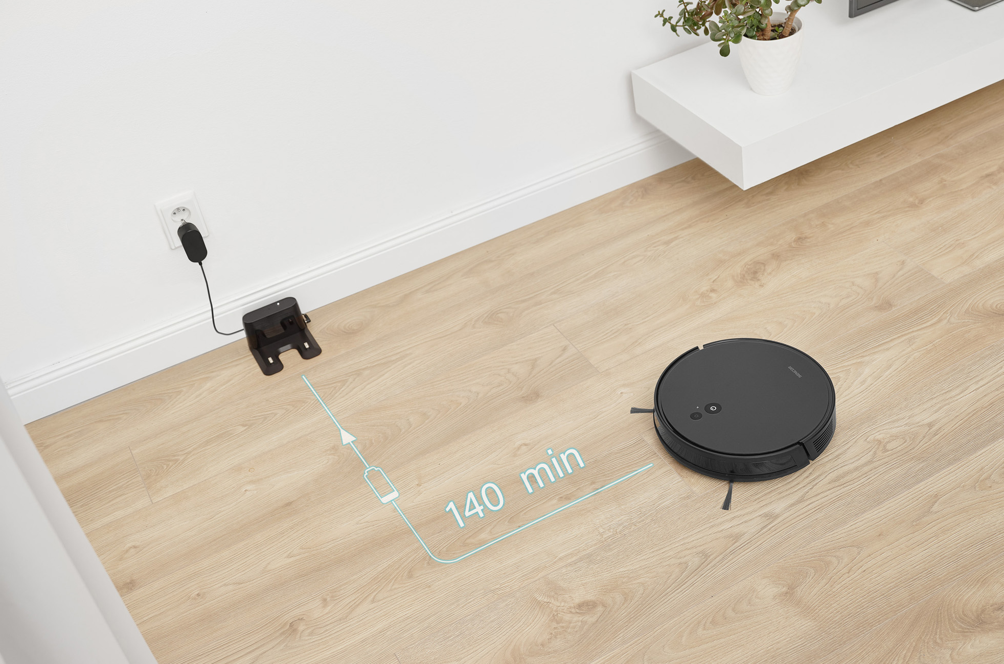Egy fekete robotporszívó a töltőállomásánál. Egy grafika 140 percet jelez. Fa padló.