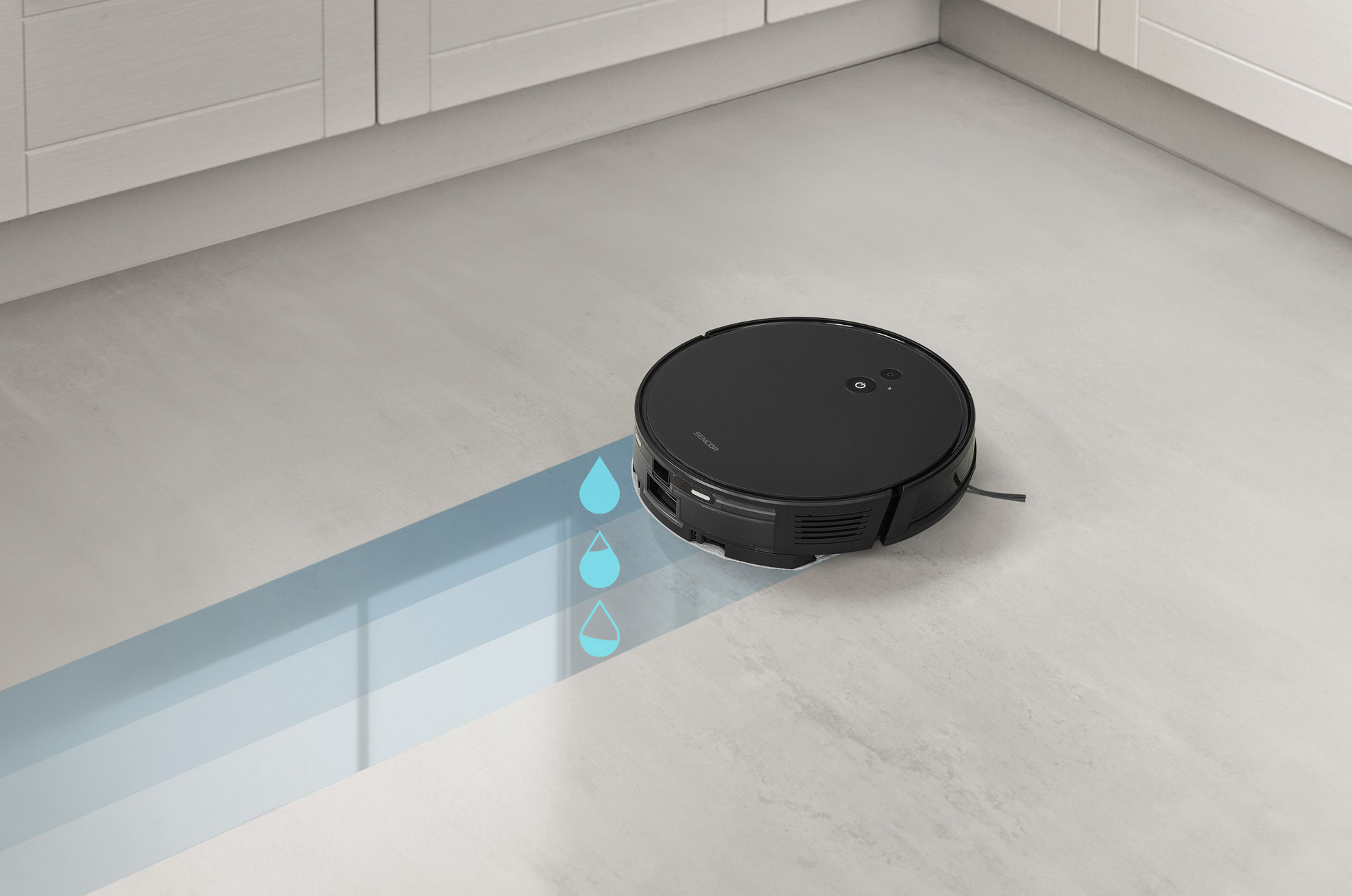 Egy fekete robot porszívó világosszürke padlón, látható vízcseppekkel tisztítva.