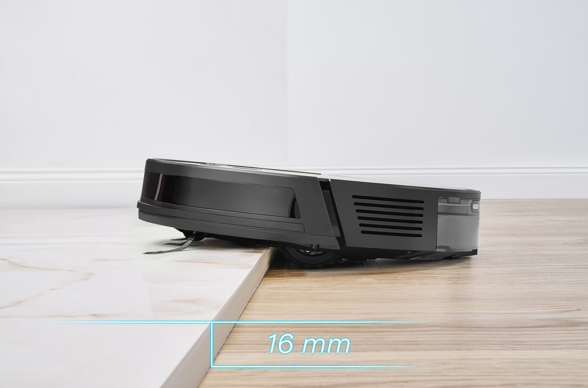 Robotporszívó fehér csempézett padlón. 16 mm-es magasságkülönbséget mutat.