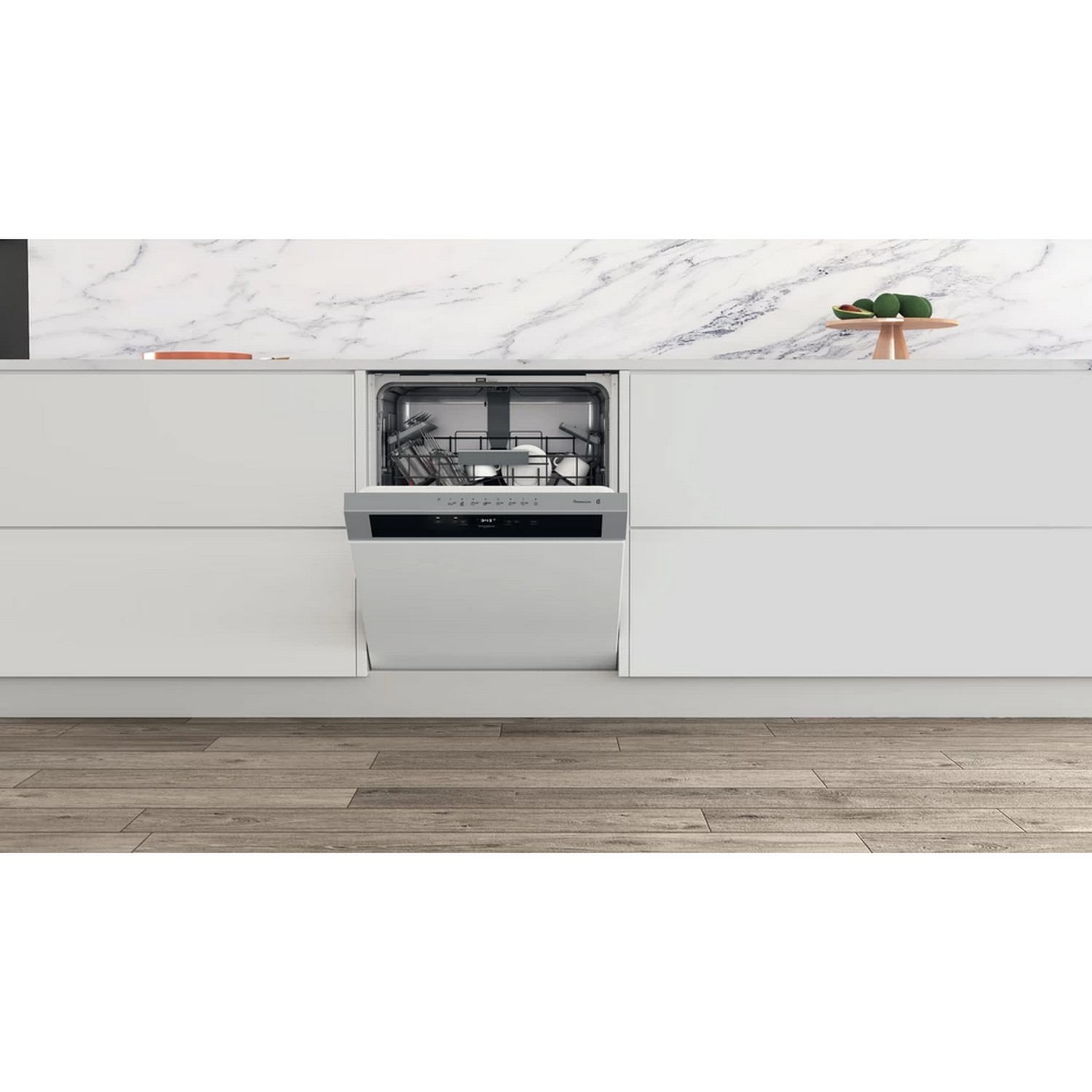 Un lave-vaisselle avec la porte ouverte, installé dans une cuisine blanche.