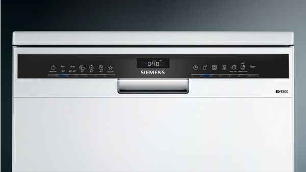 Primer plano del panel de control de un lavavajillas Siemens blanco con una pantalla digital que muestra 0:40.