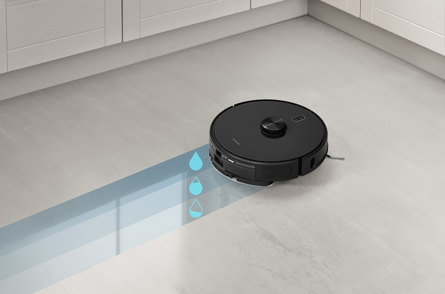 Fekete robotporszívó világosszürke padlót tisztít, vízcseppekkel.