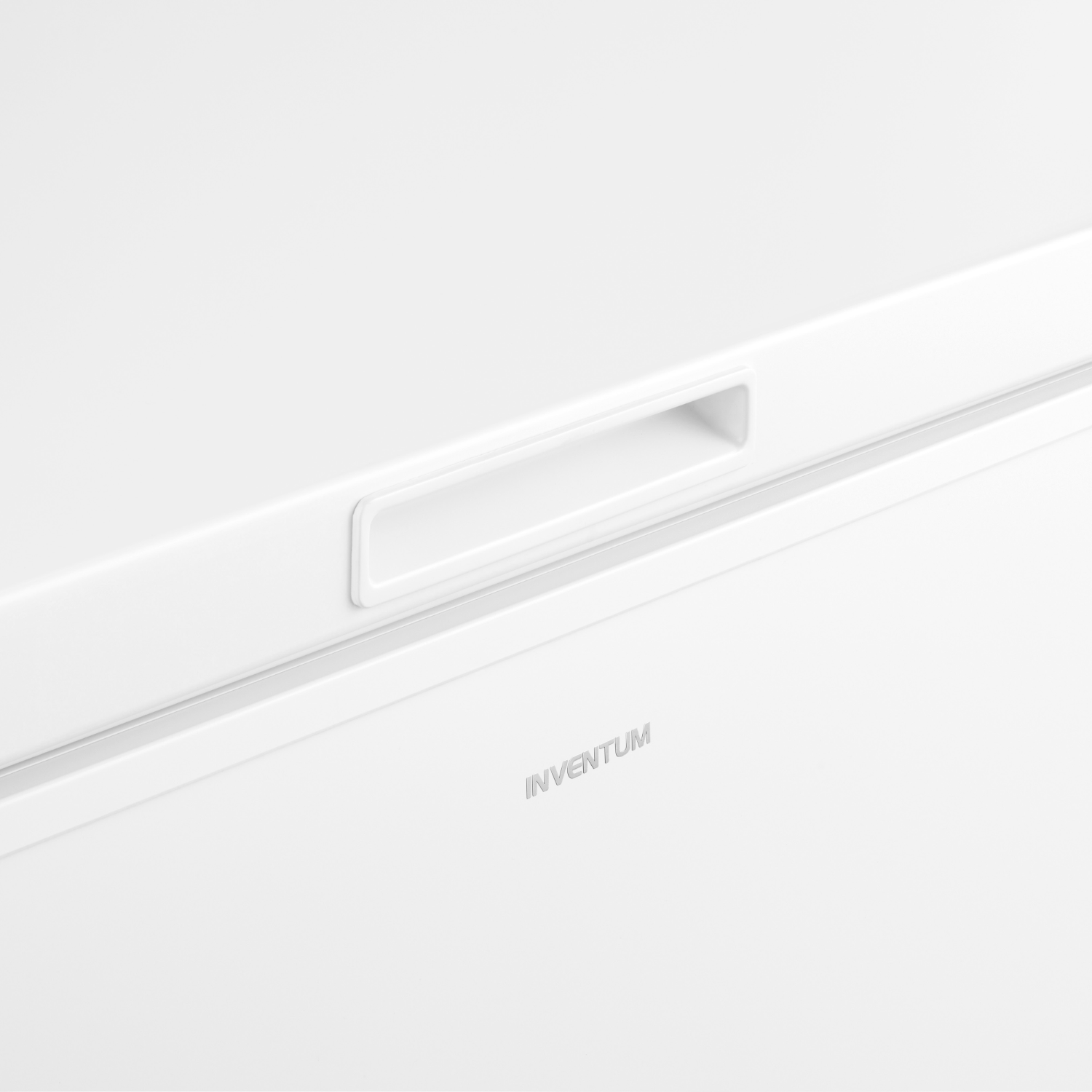 Close-up of a white freezer with a recessed handle and the brand name 'INVENTUM'.