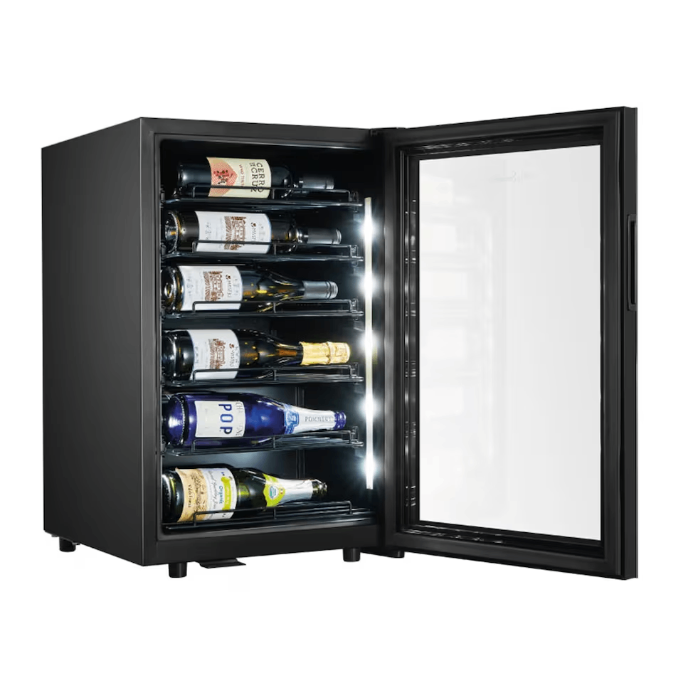 Una vinoteca negra con la puerta abierta, mostrando botellas de vino en estantes, fondo blanco.