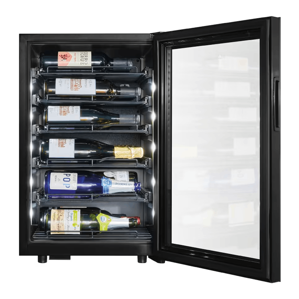 Vinoteca con varias botellas de vino visibles, puerta de vidrio abierta, marco negro.