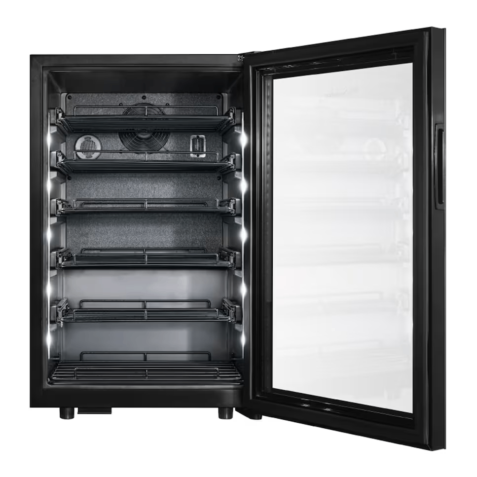 Refrigerador negro con puerta de cristal abierta. En el interior, hay estantes y luces.