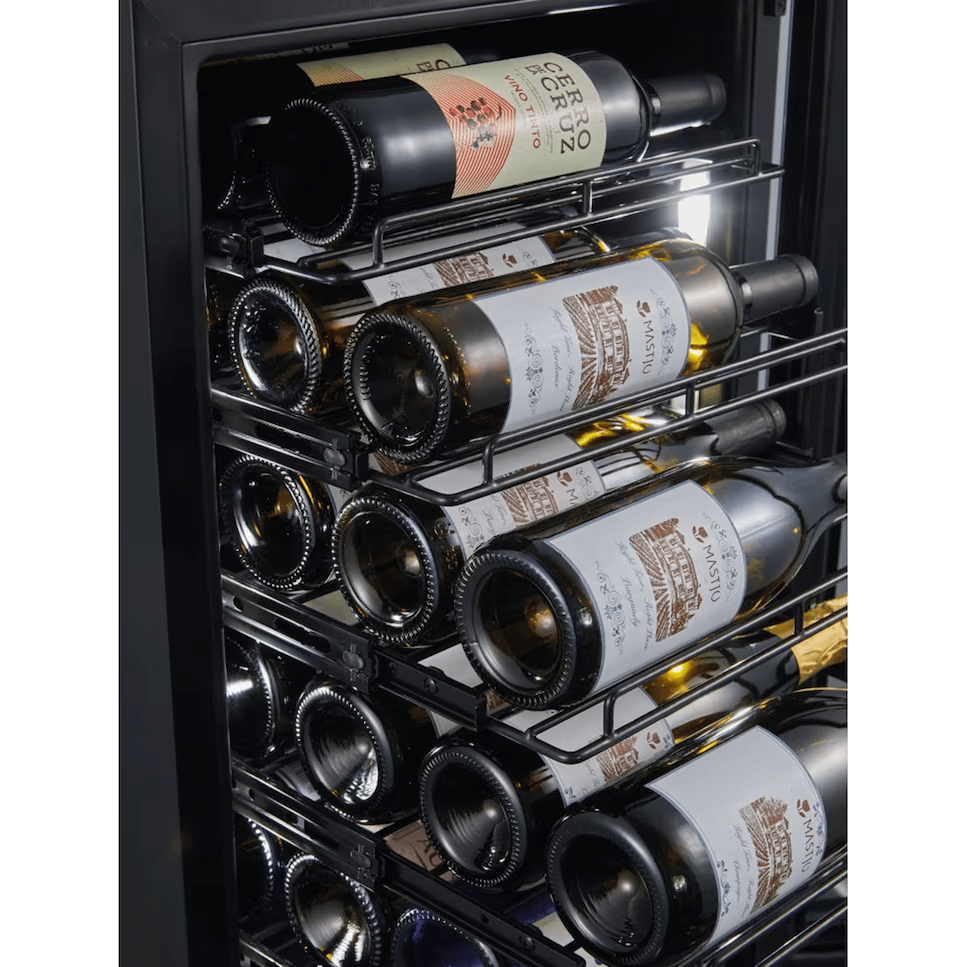 Frigorífico de vino con botellas. Múltiples botellas de vino almacenadas en estantes dentro.