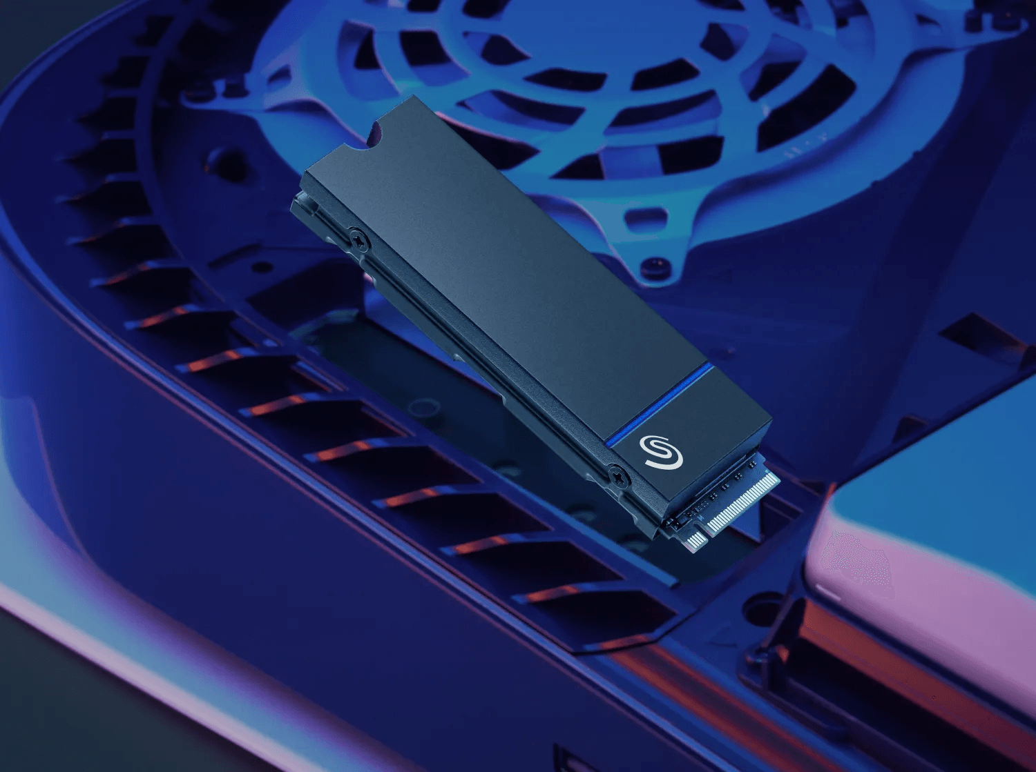 Un'unità di archiviazione interna per una console di gioco. È nera con un logo argentato e una striscia blu.
