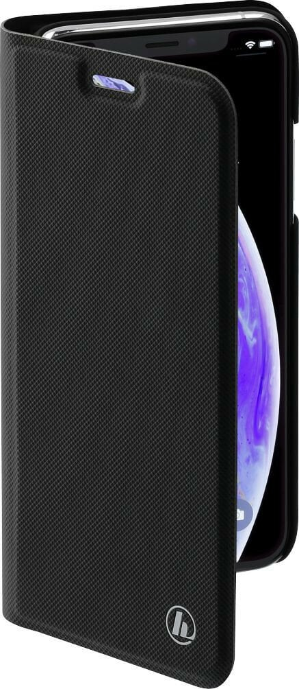 Czarne etui na telefon z teksturowaną powierzchnią, otwarte, aby odsłonić ekran telefonu. Ekran pokazuje fioletowe tło.