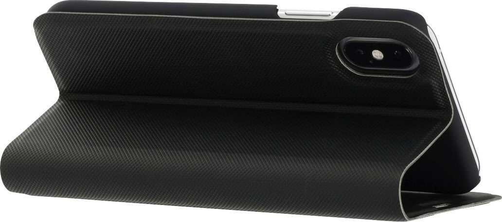 Czarny futerał na telefon jest otwarty, odsłaniając aparat telefonu. Obudowa ma teksturowaną powierzchnię. Widoczne są białe krawędzie.