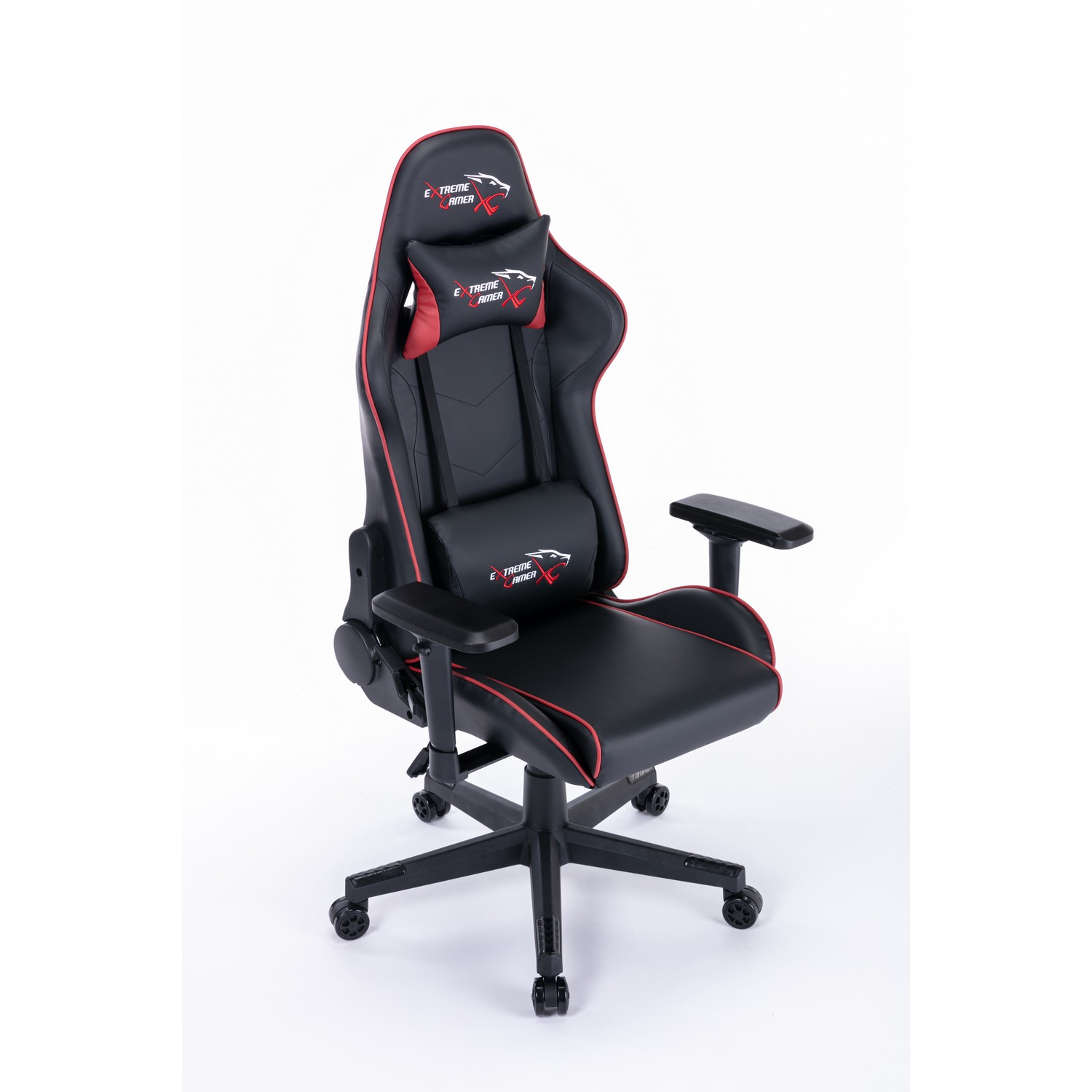 Chaise de jeu noire et rouge, avec support lombaire et pour la tête, sur fond blanc.