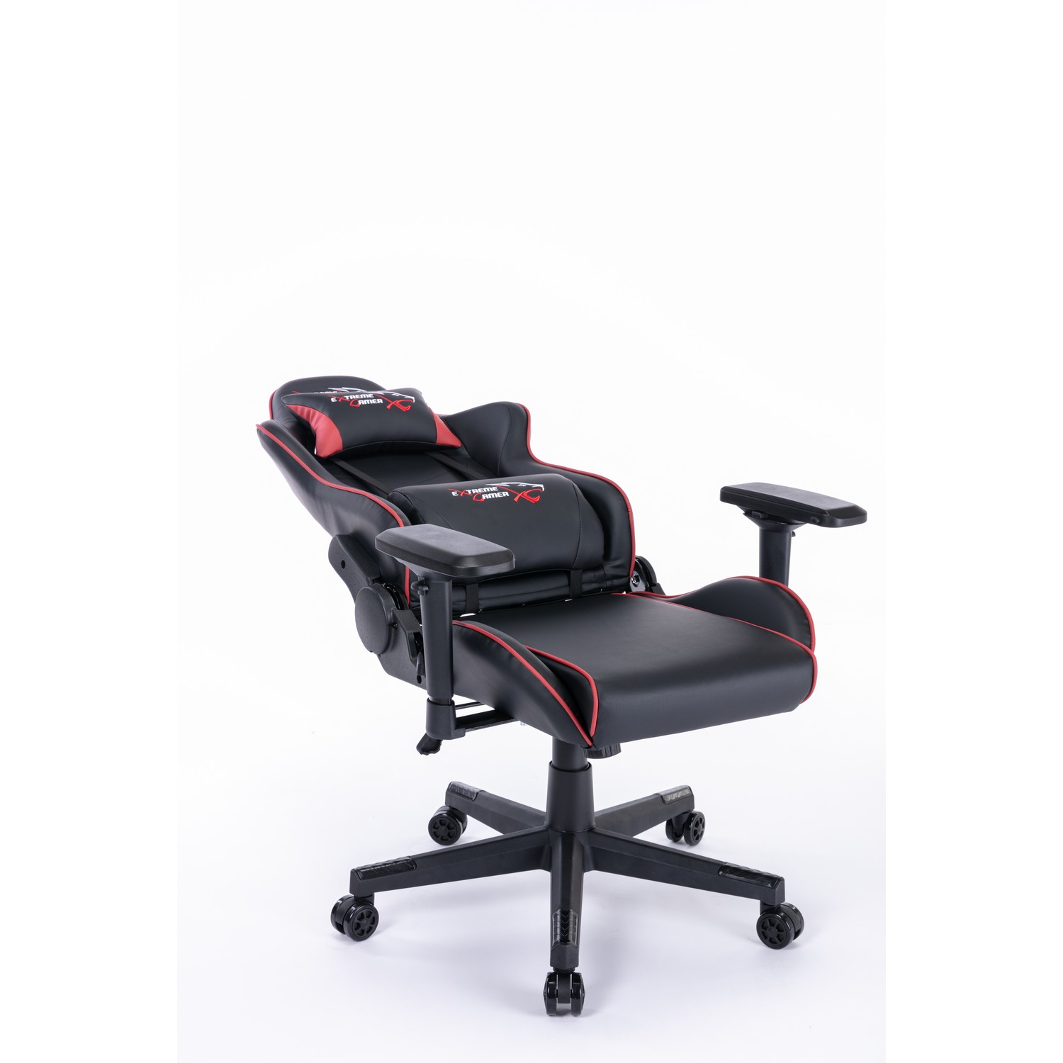 Chaise gaming noire et rouge avec appui-tête, accoudoirs et roulettes, isolée sur fond blanc.