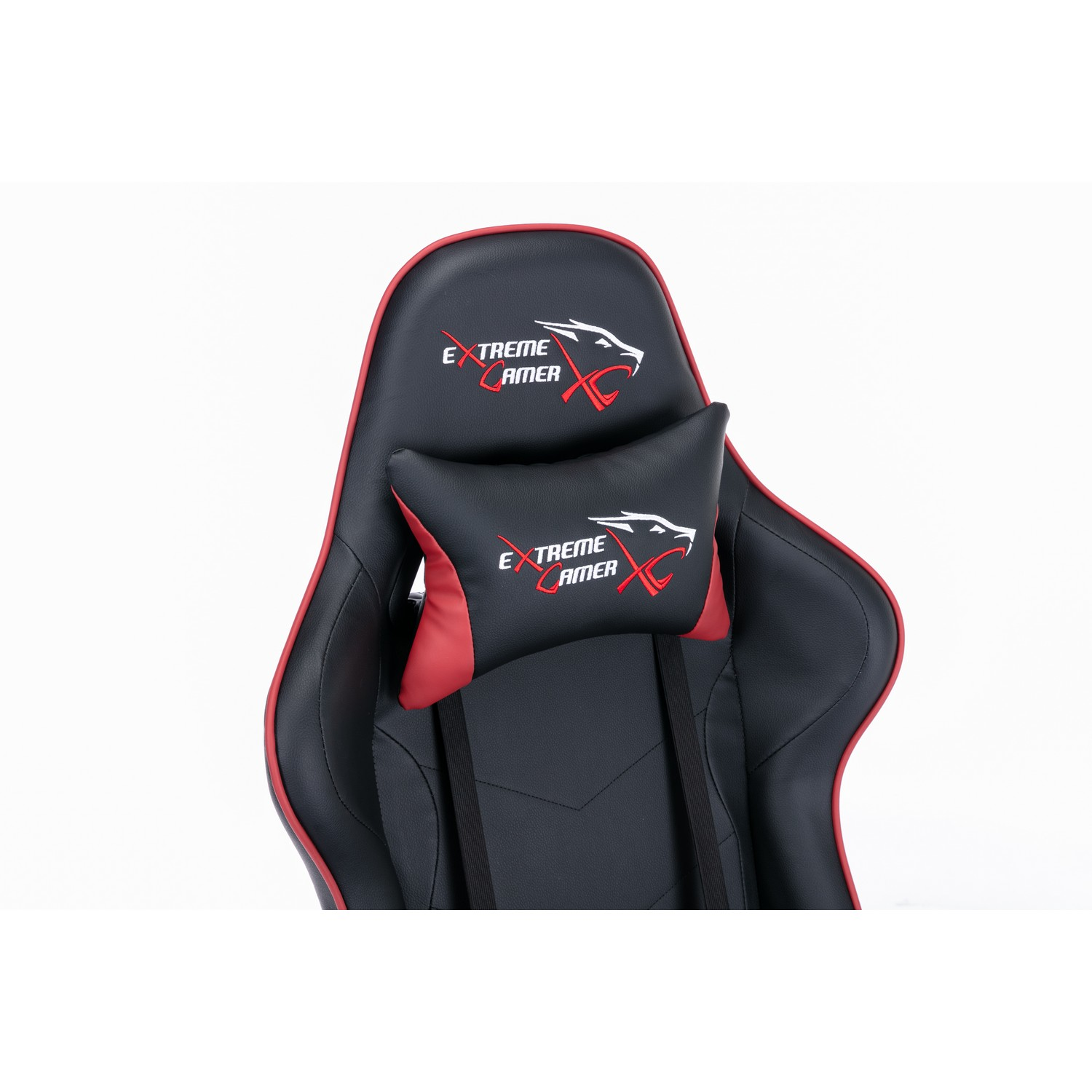Chaise gaming noire et rouge avec un coussin d'appui-tête et un coussin de soutien lombaire. Fond blanc.