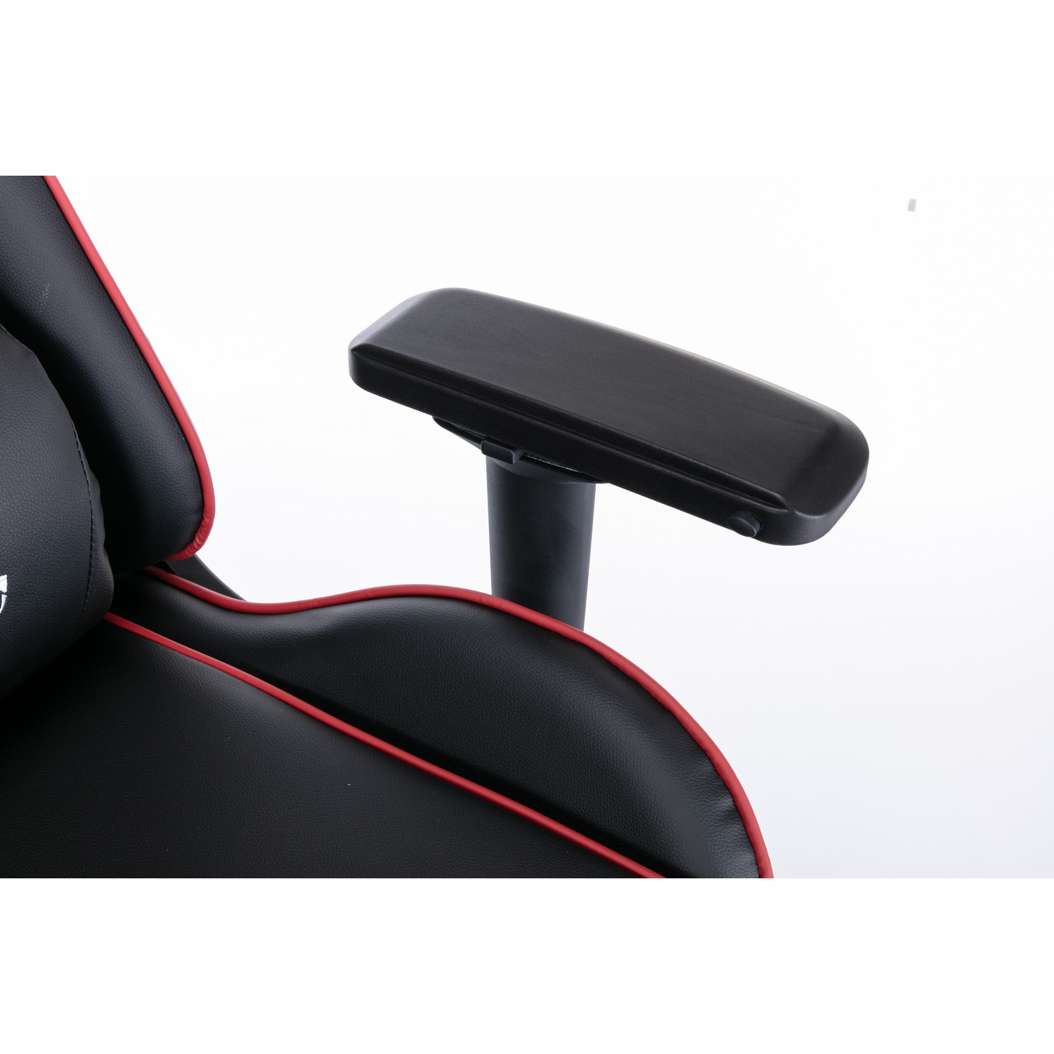 Gros plan sur l'accoudoir d'une chaise de jeu noire avec garniture rouge et support noir.