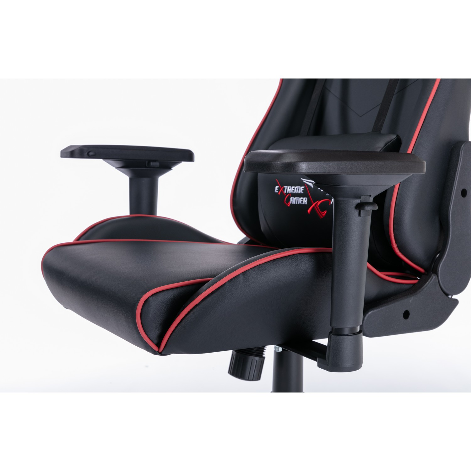 Un fauteuil de jeu noir et rouge. La chaise a des accoudoirs et le logo Extreme Gamer sur l'appuie-tête.