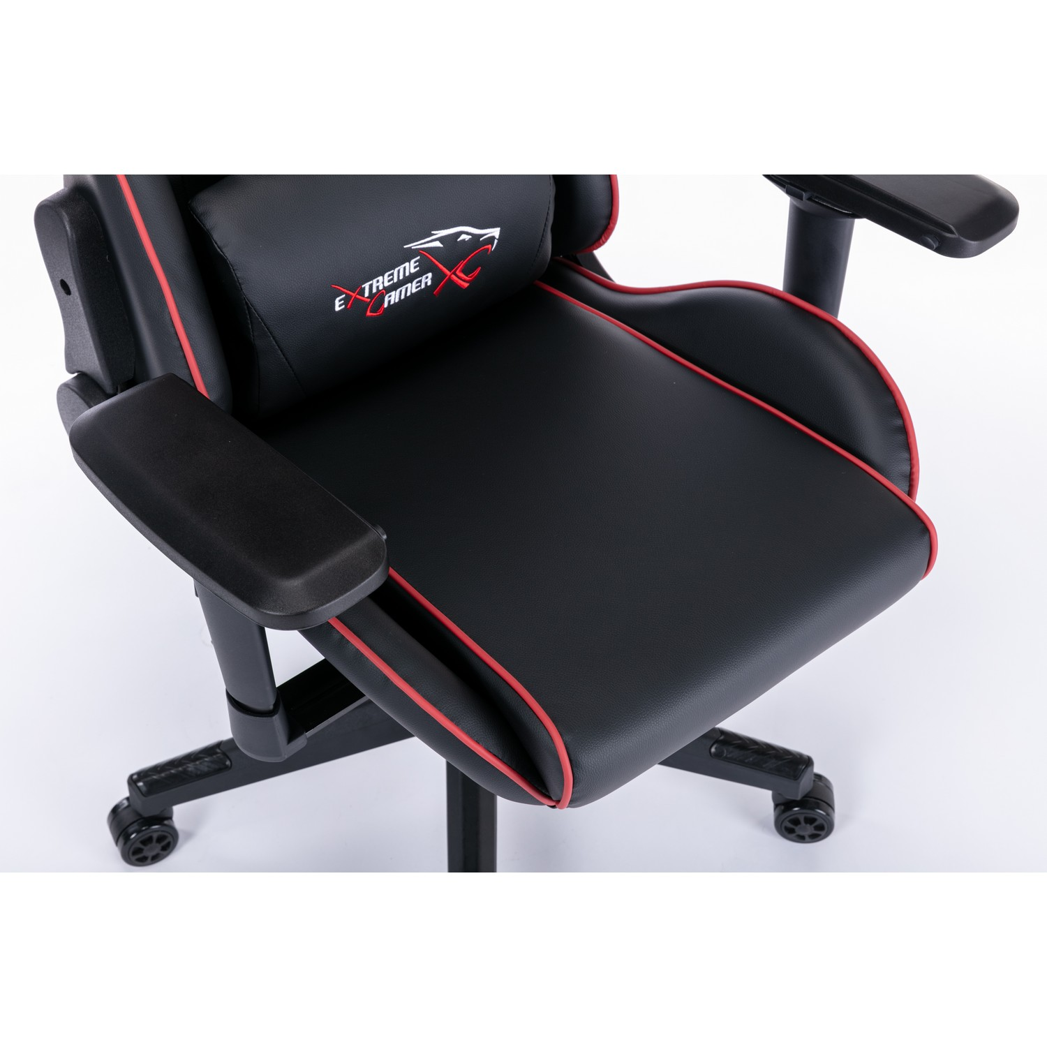 Une chaise de jeu noire avec une garniture rouge et les mots EXTREME GAMER sur l'appuie-tête.