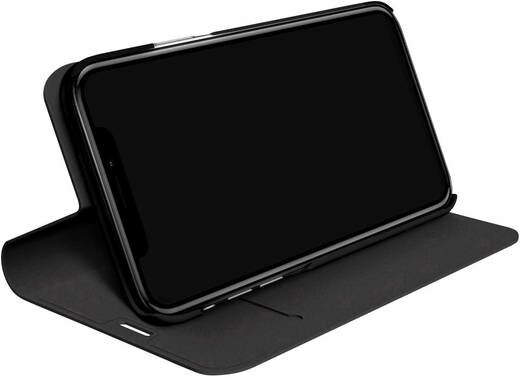 Czarny telefon w czarnym etui, otwarty, na czarnej powierzchni.