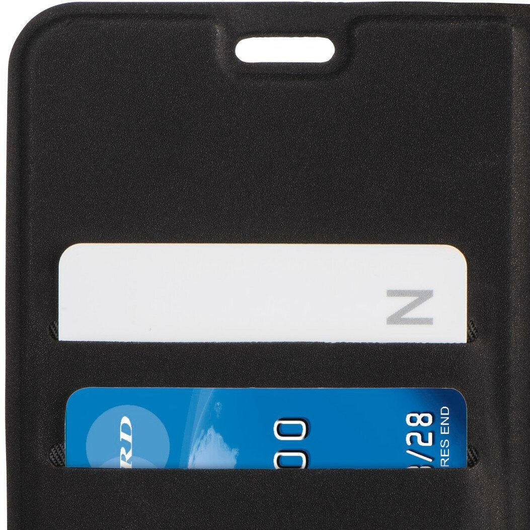 Czarny portfel z dwiema białymi kartami w środku. Jeden z literą N.