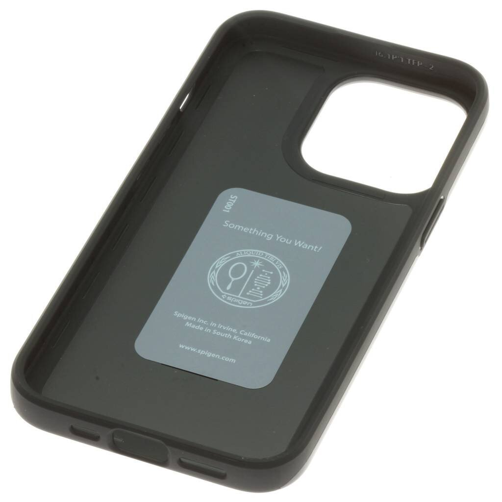 Błyszczący srebrny czajnik z czarnym uchwytem. Napis 'MAX FILL' jest na nim.