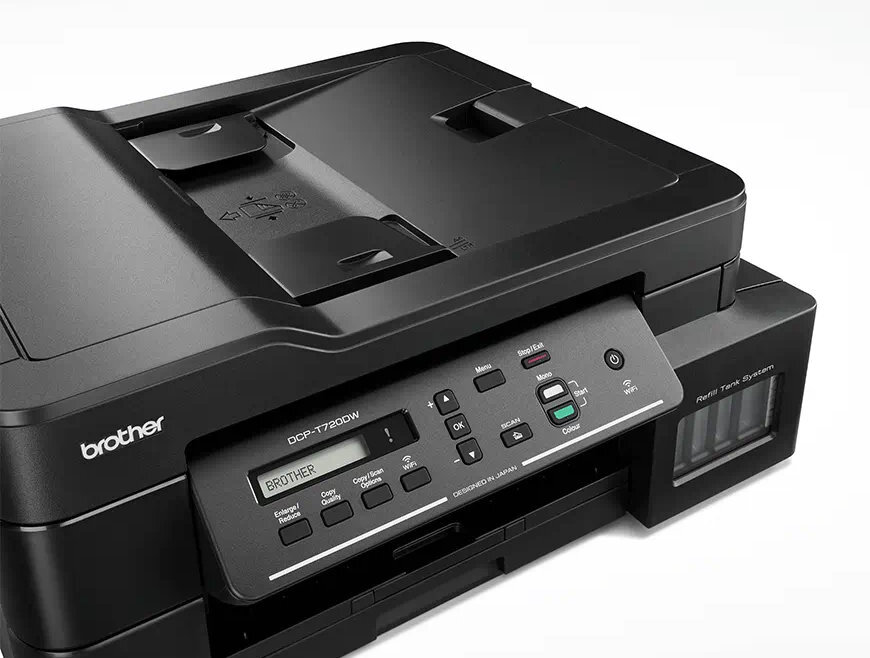 Czarna drukarka Brother z panelem sterowania i zbiornikiem na tusz.