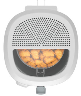 Biała frytkownica powietrzna wypełniona ugotowanymi nuggetami z kurczaka, widok z góry.