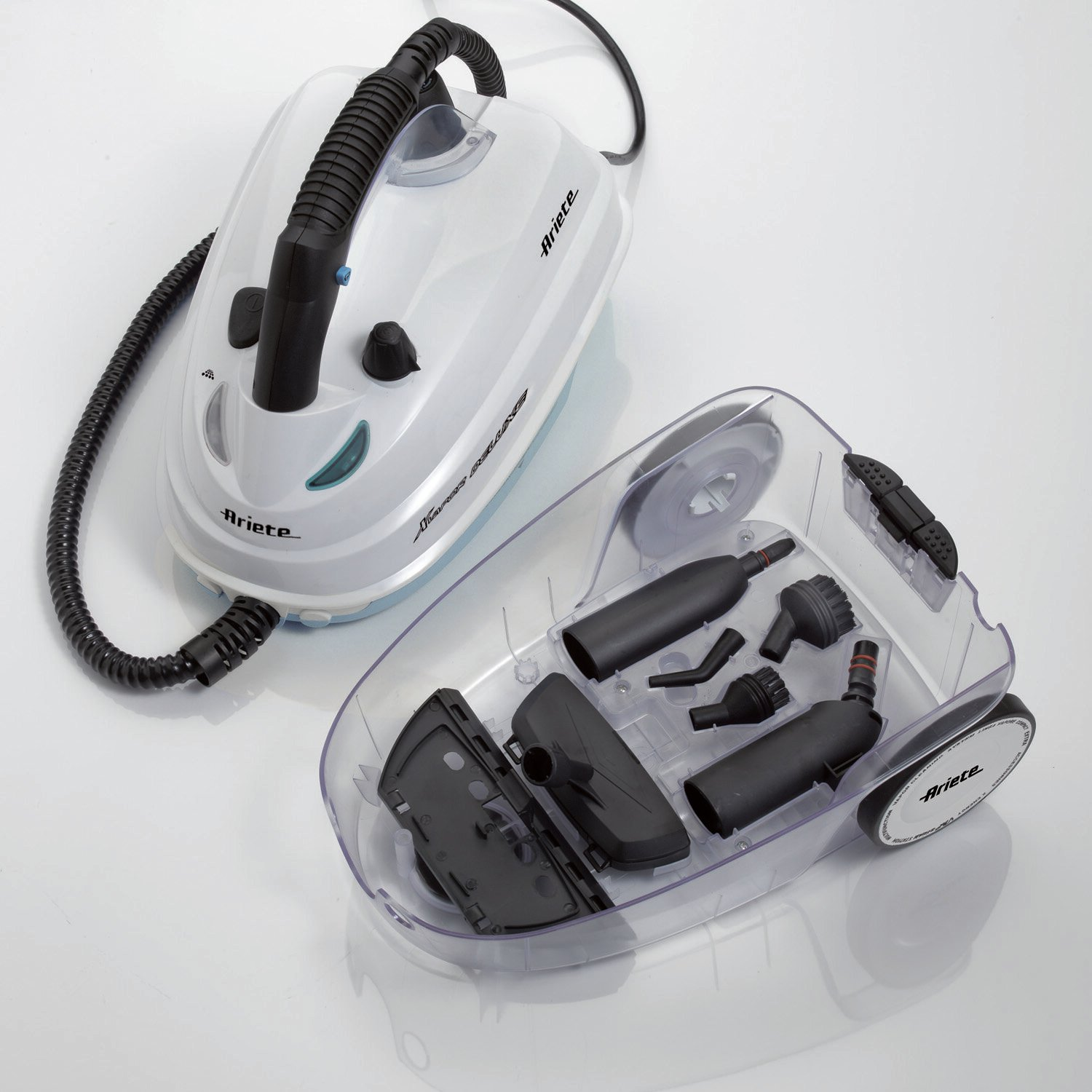 Biała myjka parowa z akcesoriami w przezroczystym pojemniku na białej powierzchni.