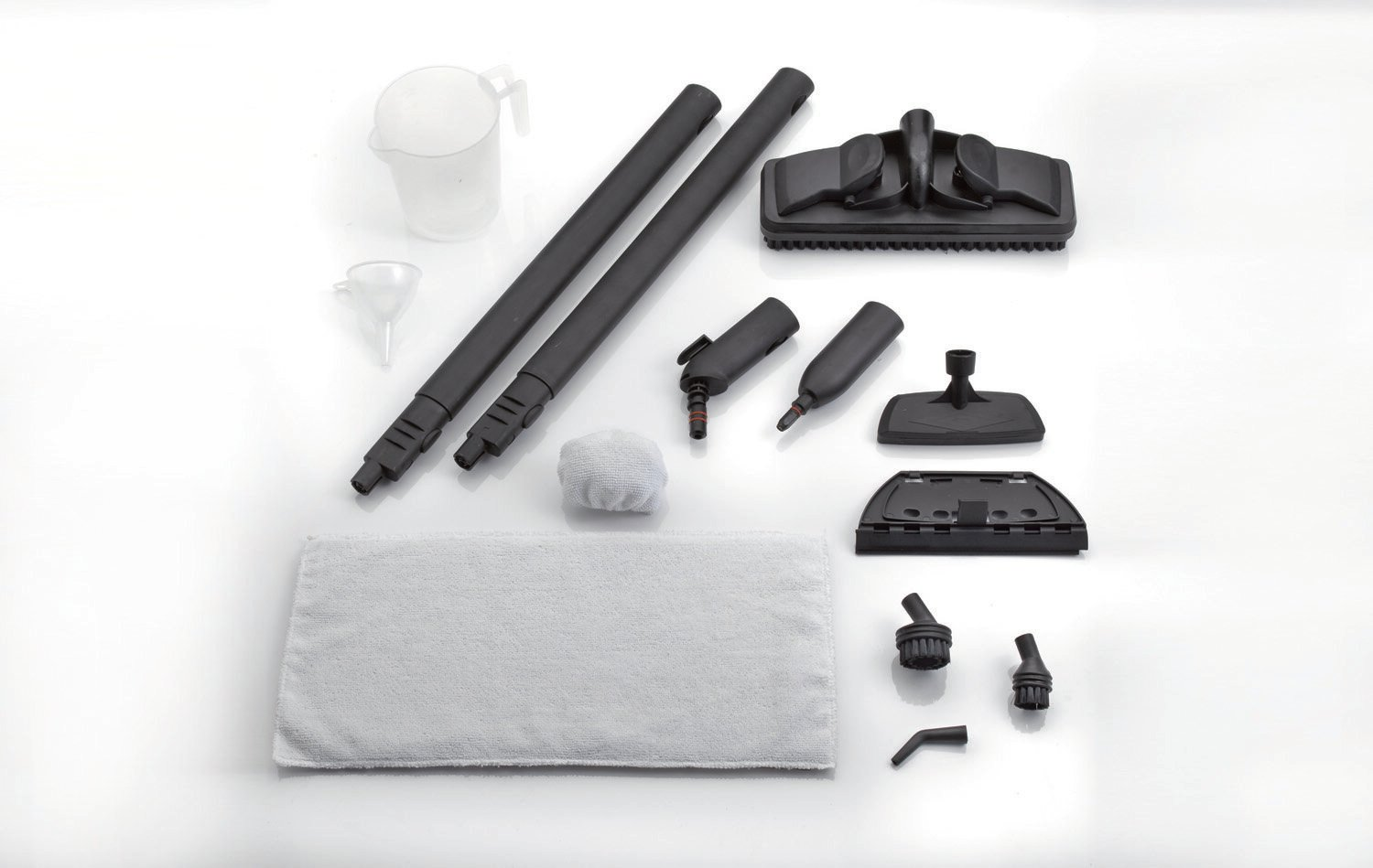 Zestaw narzędzi do czyszczenia, w tym parownica, szczotki i ściereczka.