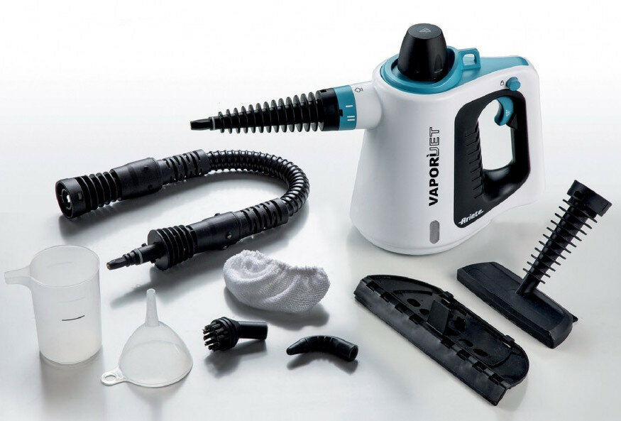 Biało-turkusowa myjka parowa z różnymi nasadkami jest wyświetlana na białej powierzchni.