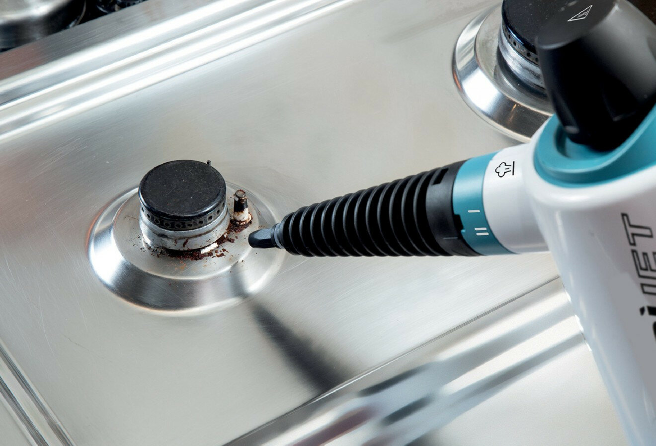 Zbliżenie palnika kuchenki gazowej czyszczonego parownicą.