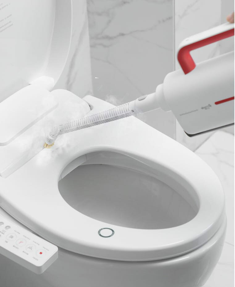 Osoba używa parownicy na białej desce sedesowej. Para jest widoczna.