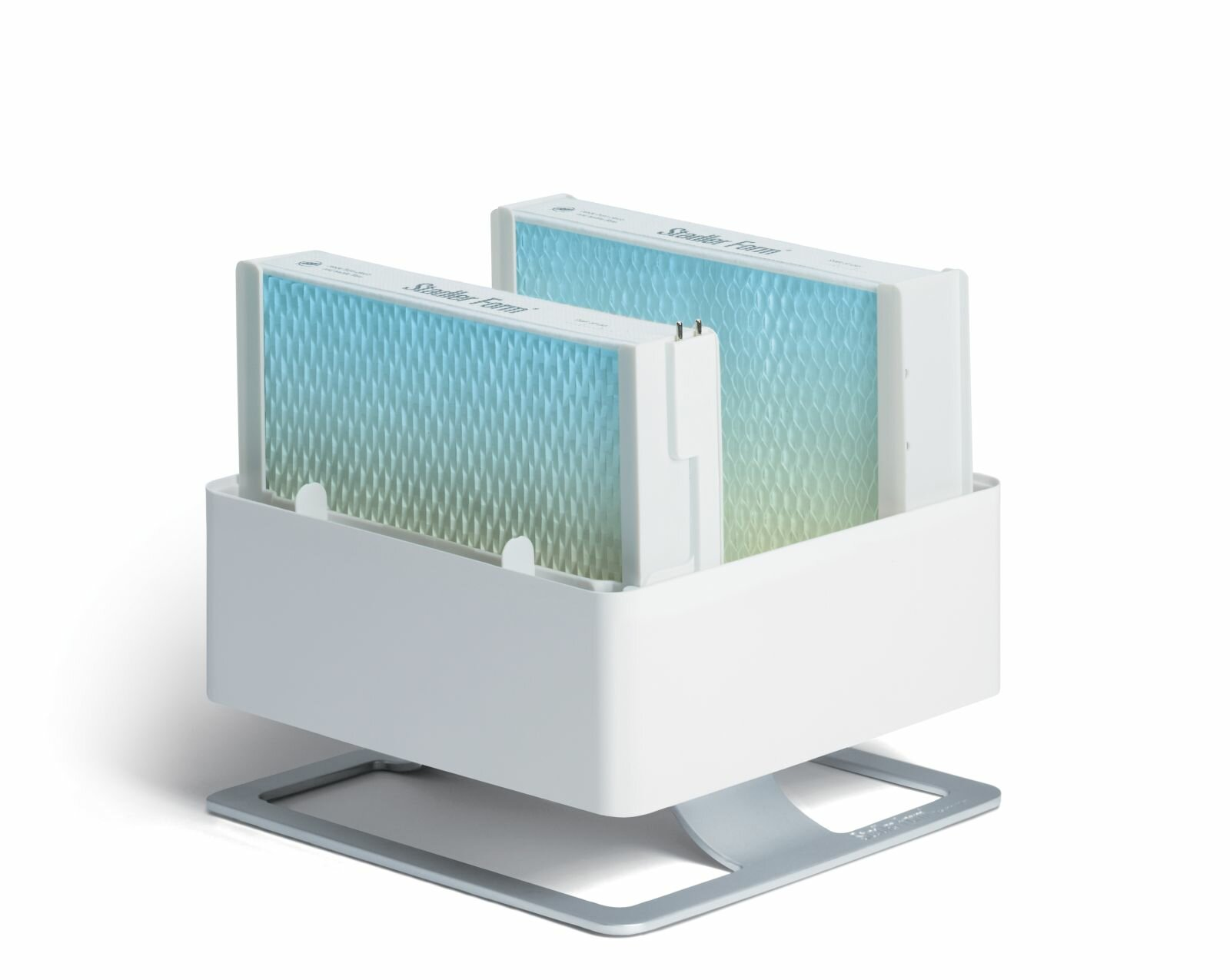 Dwa wkłady filtra powietrza w białym uchwycie, ze metalową podstawą, na białym tle.