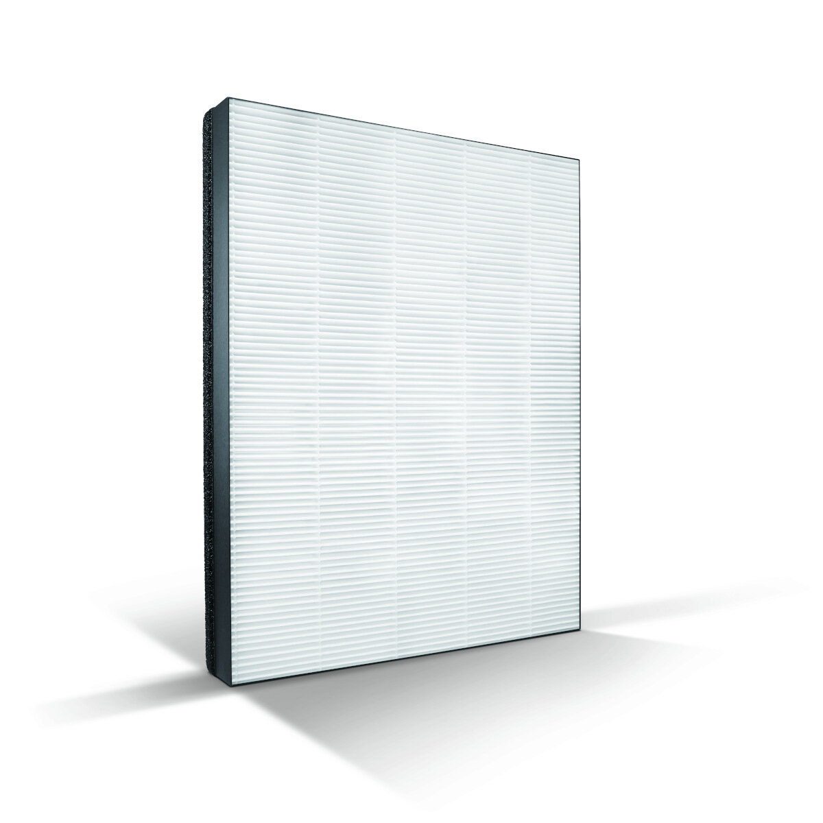 Biały filtr powietrza z czarnymi krawędziami. Filtr stoi pionowo na białej powierzchni.