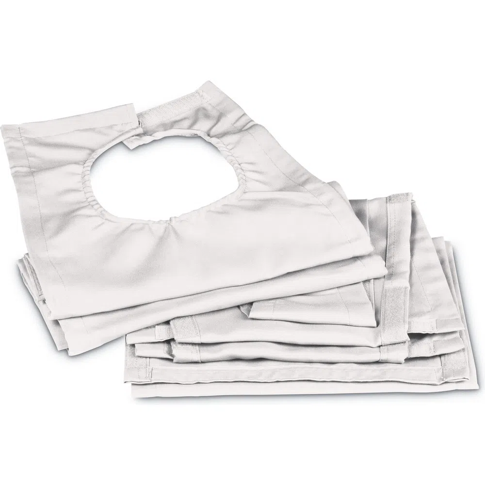 Białe medyczne osłony na szyję ułożone jedna na drugiej.