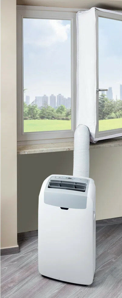 Biały przenośny klimatyzator. Jest umieszczony w pobliżu okna z wężem na zewnątrz.