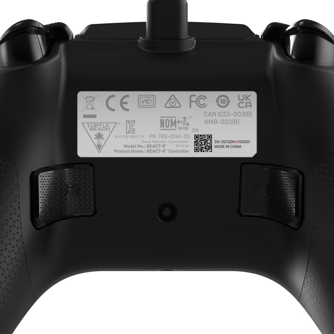 Die Rückseite eines schwarzen Controllers mit Tasten und einem Etikett. Weißer Hintergrund.
