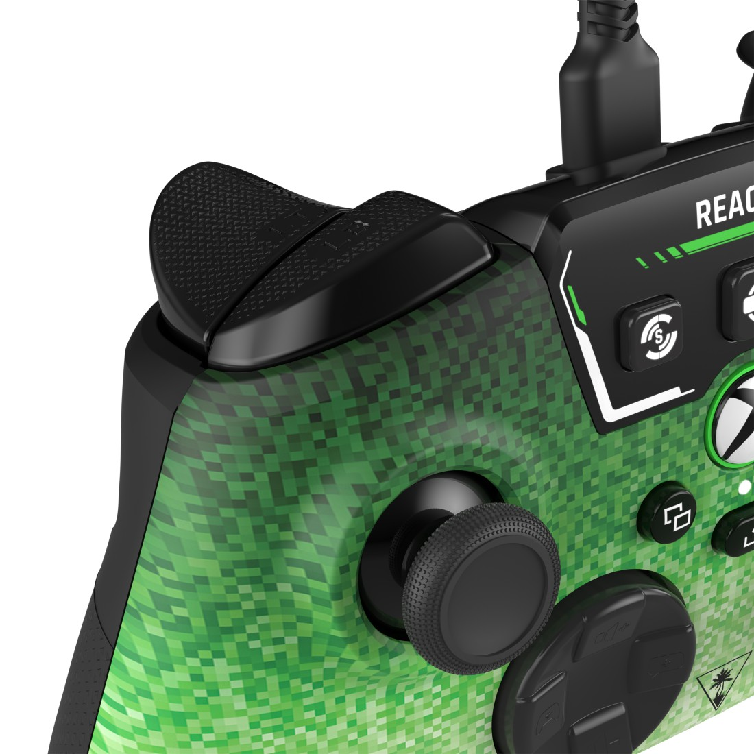 Nahaufnahme eines grün-schwarzen Xbox-Controllers mit Knöpfen und Joystick-Details.