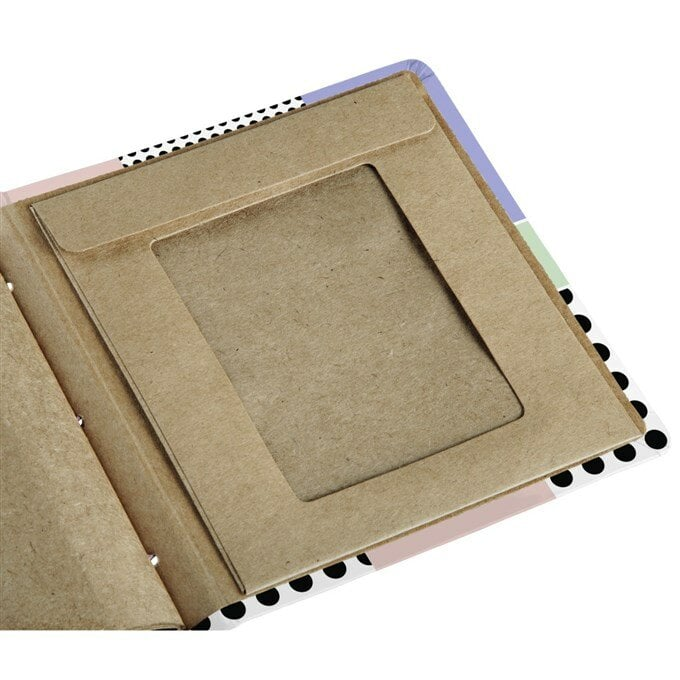 Zbliżenie albumu ze zdjęciami z kieszenią z papieru Kraft na zdjęcia.