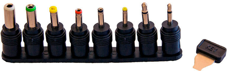Zestaw różnych końcówek adaptera zasilania DC i klucz, na czarnej podstawie.
