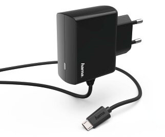 Czarna ładowarka Hama z kablem USB-C i wtyczką. Ładowarka jest pochylona w prawo do góry.