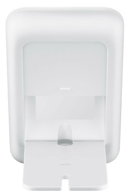 Biały, ścienny dozownik do dezynfekcji rąk.