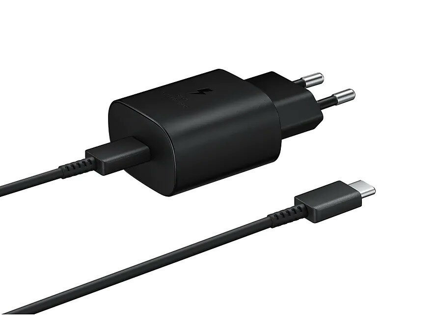 Czarna ładowarka Samsung z kablem USB-C. Jest na białym tle, z czarną wtyczką.