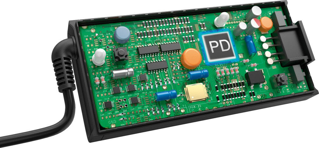 Zielona płytka drukowana z elementami elektronicznymi, w tym 'PD'.