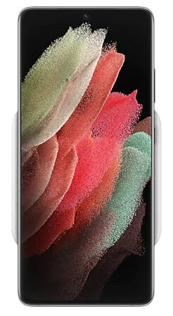 Smartfon na ładowarce bezprzewodowej. Telefon wyświetla kolorowy abstrakcyjny obraz. Białe tło.